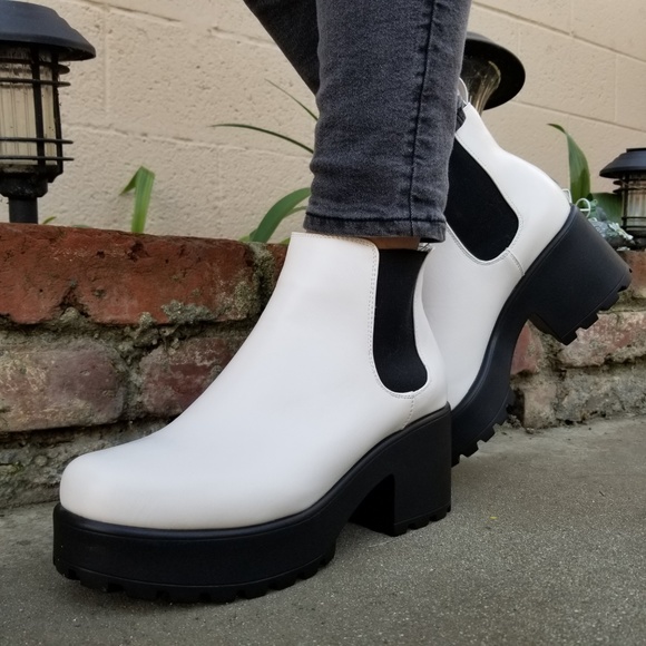 90s Grunge Style Chunky Heel Boots - Picture 6 of 8